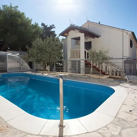 Pool With Quite Pinewood Seaview With 3 Villa *