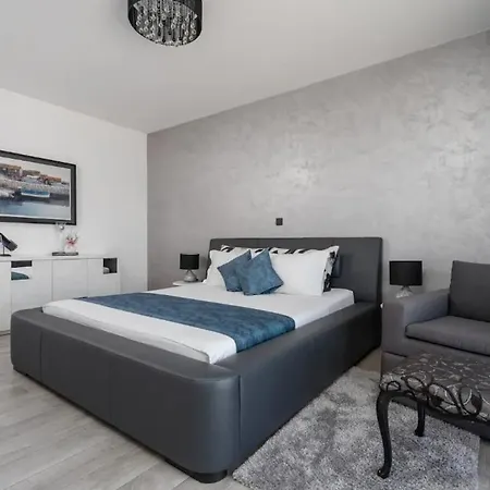 Villa Pool With Quite Pinewood Seaview With 3 Tisno